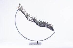 foule montant pour faire le grand saut dans l'invisible/Christiane Erard