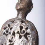 Être de lumière de bronze avec éclairage de l'intérieur